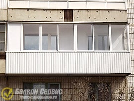 Раздвижное остекление из алюминиевой конструкции Г-образного балкона