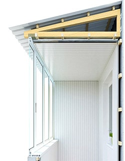 Алюминиевое остекление балкона в хрущевке с крышей