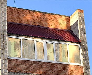 Крыша на балконе из оцинкованной стали с ребрами жесткости