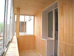 Обшивка стен балкона экологически безопасной деревянной вагонкой
