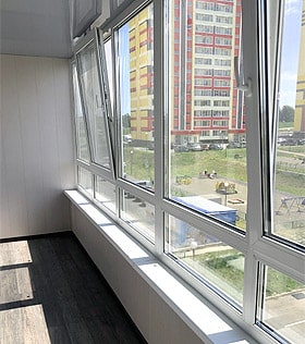 Пластиковое остекление балкона ТДСК с нижней укрепляющей перегородкой (импостом)