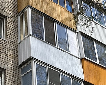 Алюминиевое остекление балкона в хрущевке с глухой частью под шкаф