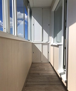Качественная внутренняя отделка балкона в доме 75 серии