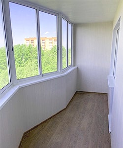 Комплексная отделка балкона ТДСК под ключ стеновыми ПВХ панелями