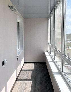 Профессиональная внутренняя отделка стен и пола на балконе в доме ТДСК