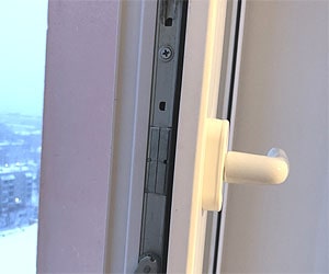Регулировка и ремонт неисправности балконной пластиковой двери