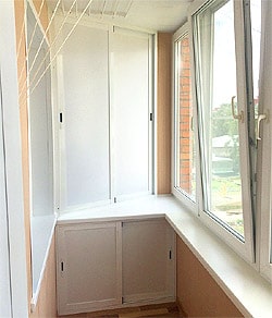 Шкаф на балконе из алюминиевого профиля с раздвижными дверками и ПВХ полками