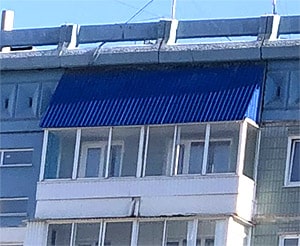 Скатная крыша из профнастила на балконе дома 75 серии
