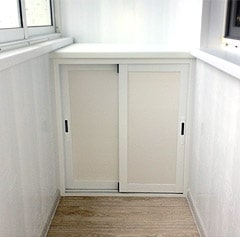 Встроенная тумба на балконе из алюминиевого профиля с раздвижными дверками