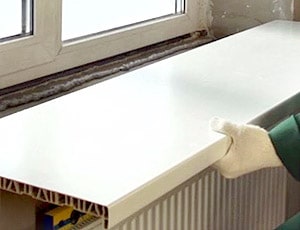 Процесс монтажа ПВХ подоконника на пластиковое окно