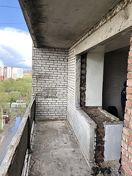 Демонтаж старых оконных рам, подготовка балконного пространства к отделке