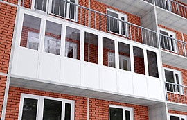 Устройство французского балкона: верх из стекла, низ из белых сендвич-плит