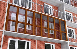 Устройство французского балкона с ламинированием пластикового профиля в цвет дерева
