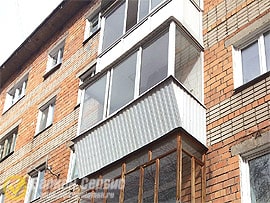 Фото остекления №11: Остекление балкона алюминиевым профилем с выносом