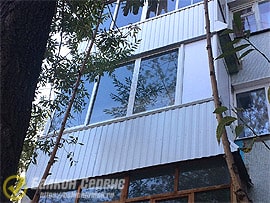 Алюминиевое остекление 3-х метрового балкона со смещением в сторону