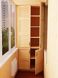 Деревянный шкаф на балконе